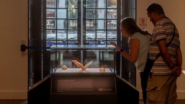 Dos personas observan el manuscrito de Lope de Vega, el Códice Daza, en la Biblioteca Nacional de España / EUROPA PRESS