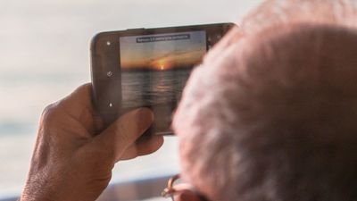 Jóvenes de Pinto enseñan a los mayores a usar las apps de los móviles