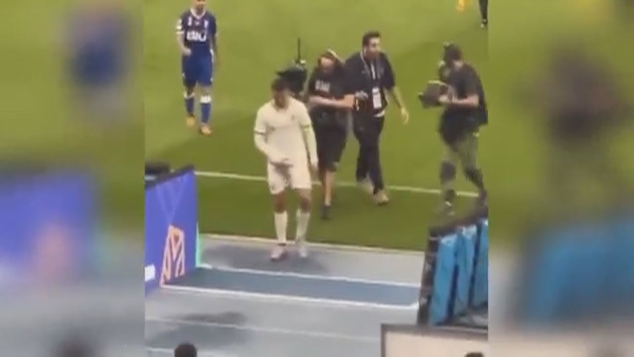 Polémico gesto de Cristiano Ronaldo, se agarra los genitales cuando le gritaron "Messi, Messi"