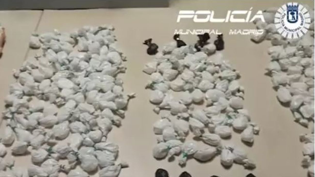 Detenidos en Madrid tres habituales del menudeo mientras vendían cocaína en la calle