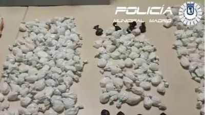 Detenidos en Madrid tres habituales del menudeo mientras vendían cocaína en la calle