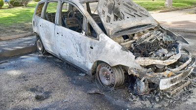 Salen ardiendo tres vehículos frente a un chalet okupado en Ciempozuelos