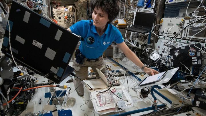 La astronauta de la ESA Samantha Cristoforetti a bordo de la Estación Espacial Internacional / ESA / NASA
