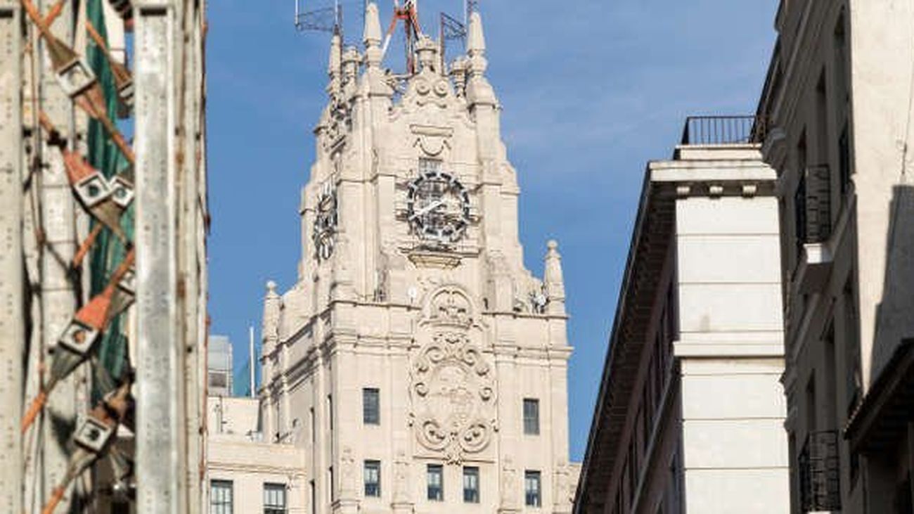 Reloj y torre del edificio de Telefónica en la Gran Vía de Madrid
