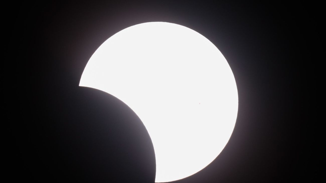 Eclipse solar híbrido parcial, visto desde  Manila