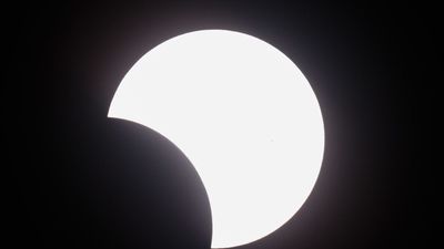 Un eclipse de sol oscurece el cielo de Australia y el sudeste asiático