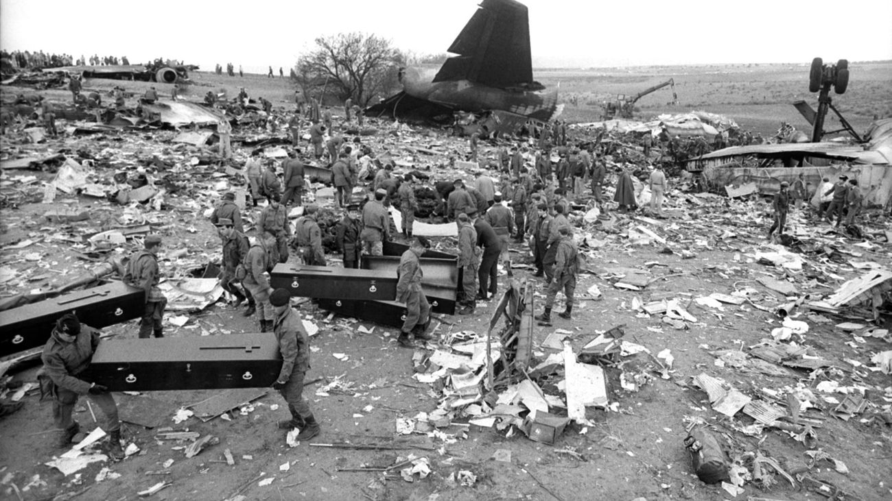 Rescate de los cuerpos del avión accidentado en Mejorada del Campo en 1983
