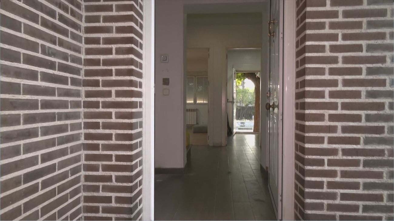 El presunto estafador abandona la vivienda donde estaba de inquiokupa en Pozuelo de Alarcón