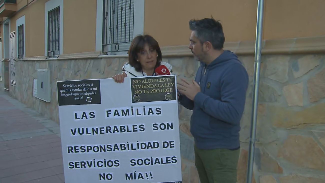 Tres años en El Molar sin cobrar el alquiler por sus inquiokupas: "El Estado se ha quedado mi casa"