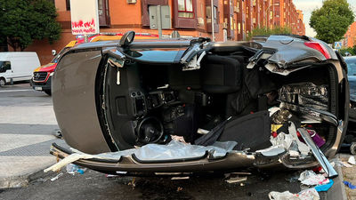 Espectacular accidente de tráfico en Usera sin heridos graves: una mujer de 60 años queda atrapada tras volcar su coche