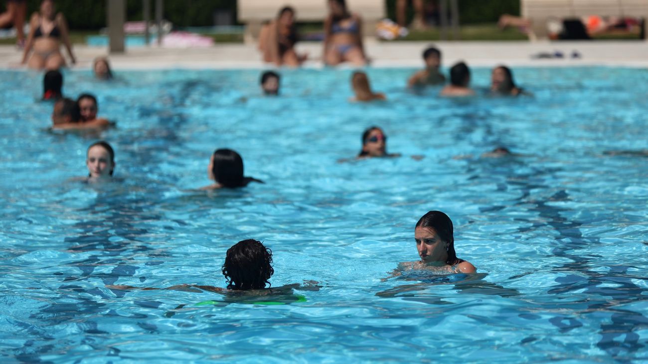Varios bañistas se refrescan en la piscina municipal de Casa de Campo