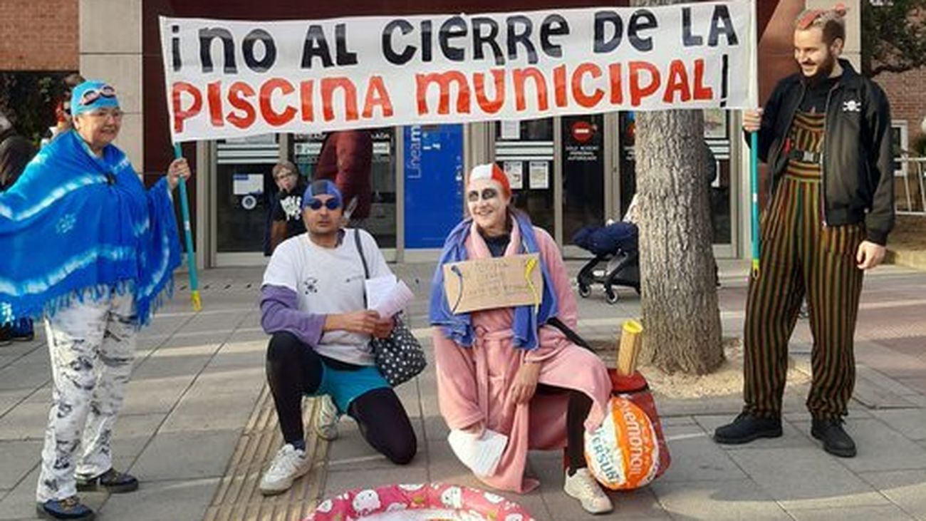 Protesta vecinal en febrero de 2023 por el cierre de la piscina