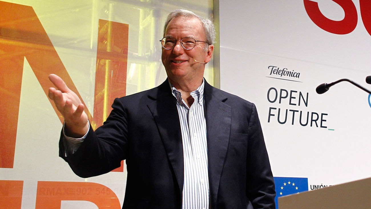 Eric Schmidt, expresidente de Google, sobre la IA: "Quiero ser claro: hay peligros biológicos, cibernéticos y sociales"
