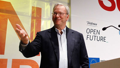 Eric Schmidt, expresidente de Google, sobre la IA: "Quiero ser claro: hay peligros biológicos, cibernéticos y sociales"