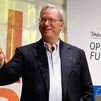 Eric Schmidt, expresidente de Google, sobre la IA: "Quiero ser claro: hay peligros biológicos, cibernéticos y sociales"