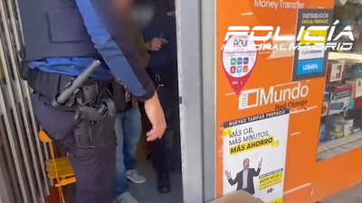 Intervenidas casi 10.000 falsificaciones de productos de móviles en tiendas de Usera