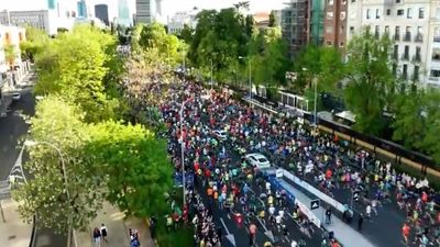 Miles de madrileños corren ya por la calles de Madrid: Así arrancó el Maratón