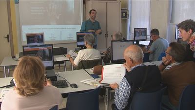 Así aprenden los mayores de Madrid a desenvolverse con la banca online