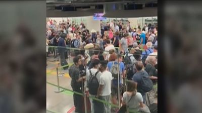 Las aerolíneas piden más policías para evitar colas en el control de pasaportes de Barajas