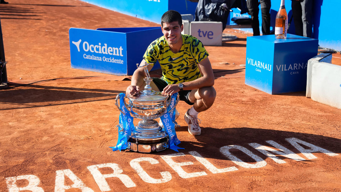 Alcaraz barre a Tsitsipas en la final del Conde de Godó