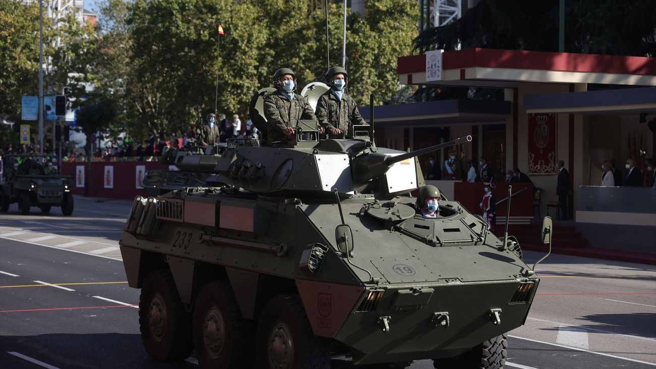 Militares desfilan el Día de las Fuerzas Armadas