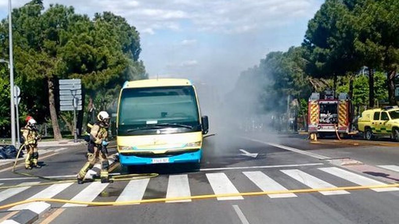Bomberos de Alcorcón intervienen en el incendio del autobús