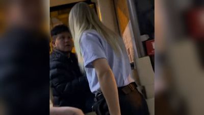 "No me hace falta llamar a la Policía, bájate del bus", así pone orden en su autobús nocturno esta conductora de Barcelona