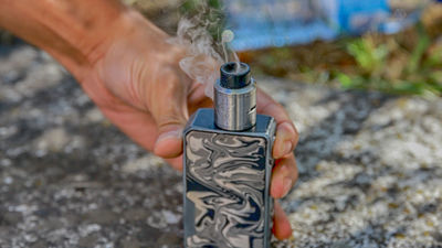 Los adolescentes que 'vapean' tienen el doble de riesgo de ser adictos al tabaco de adultos