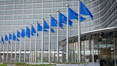Bruselas prevé multas semestrales a países que no reduzcan déficit y deuda