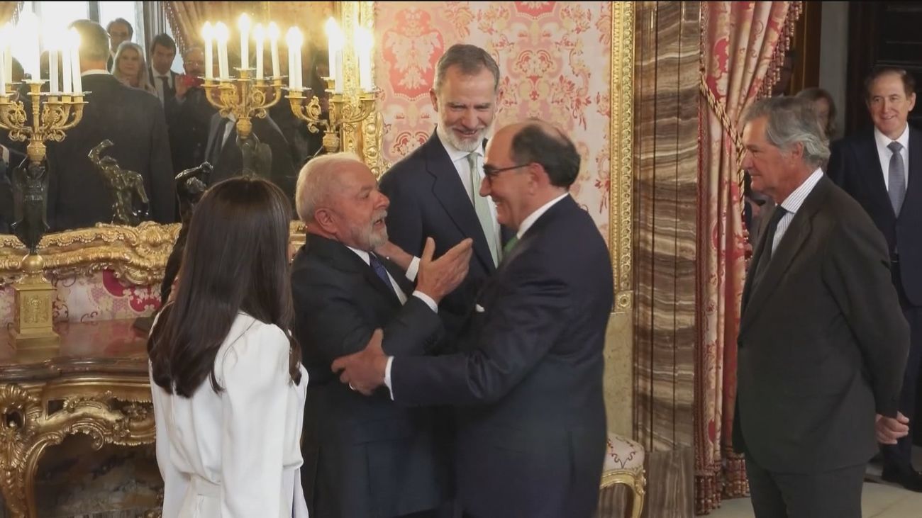 Lula da Silva y Sánchez Galán se funden en un abrazo en la recepción en el Palacio Real