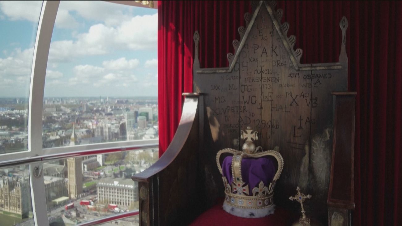 Réplica del trono y la corona en el London Eye para celebrar la coronación del Príncipe Carlos III