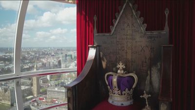 Réplica del trono y la corona en el London Eye para celebrar la coronación del Príncipe Carlos III