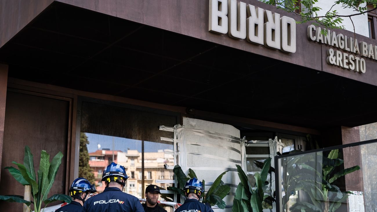 Agentes de la Policía Científica en el restaurante de Manuel Becerra