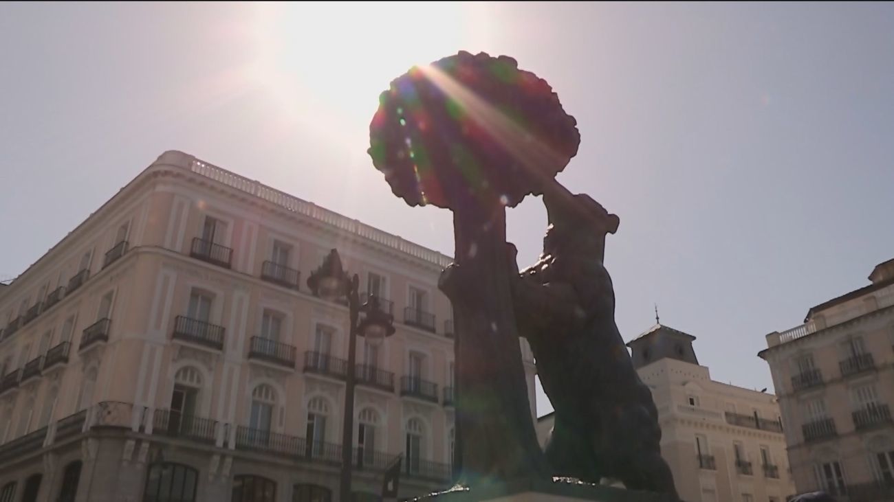 El Oso y el Madroño de la Puerta del Sol, bajo el Sol