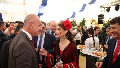 Llop, "por encima" de las críticas por su asistencia a la Feria de Abril en pleno conflicto de Justicia