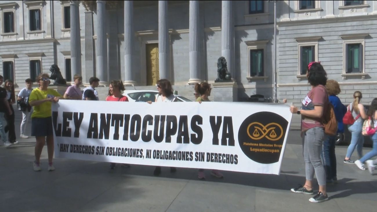 La Plataforma de afectados por la okupación se manifiesta frente al Congreso