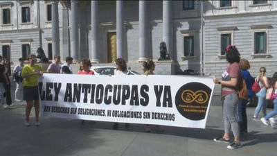 La Plataforma de afectados por la okupación se manifiesta frente al Congreso