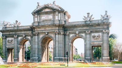 Las obras de reforma de la Puerta de Alcalá, en el aire