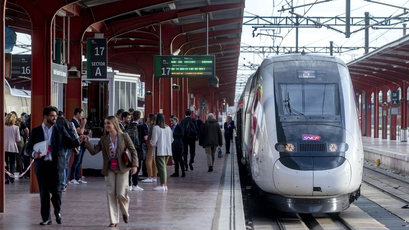 Viajeros durante la inauguración de la línea de Ouigo entre Madrid, Albacete y Alicante, en la Estación de Madrid-Chamartín-Clara Campoamor, a 27 de abril de 2023, en Madrid (España)