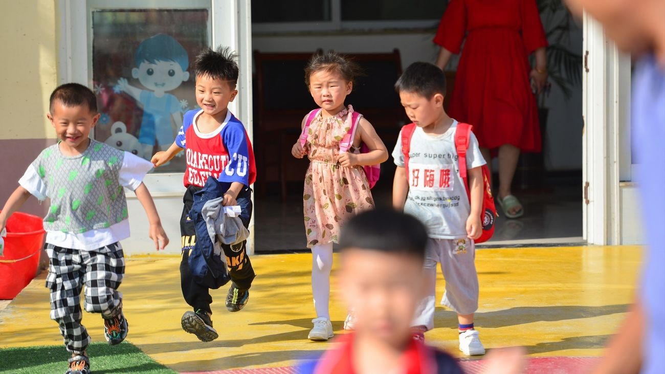 Niños a la salida de una guardería en Fuyang, China