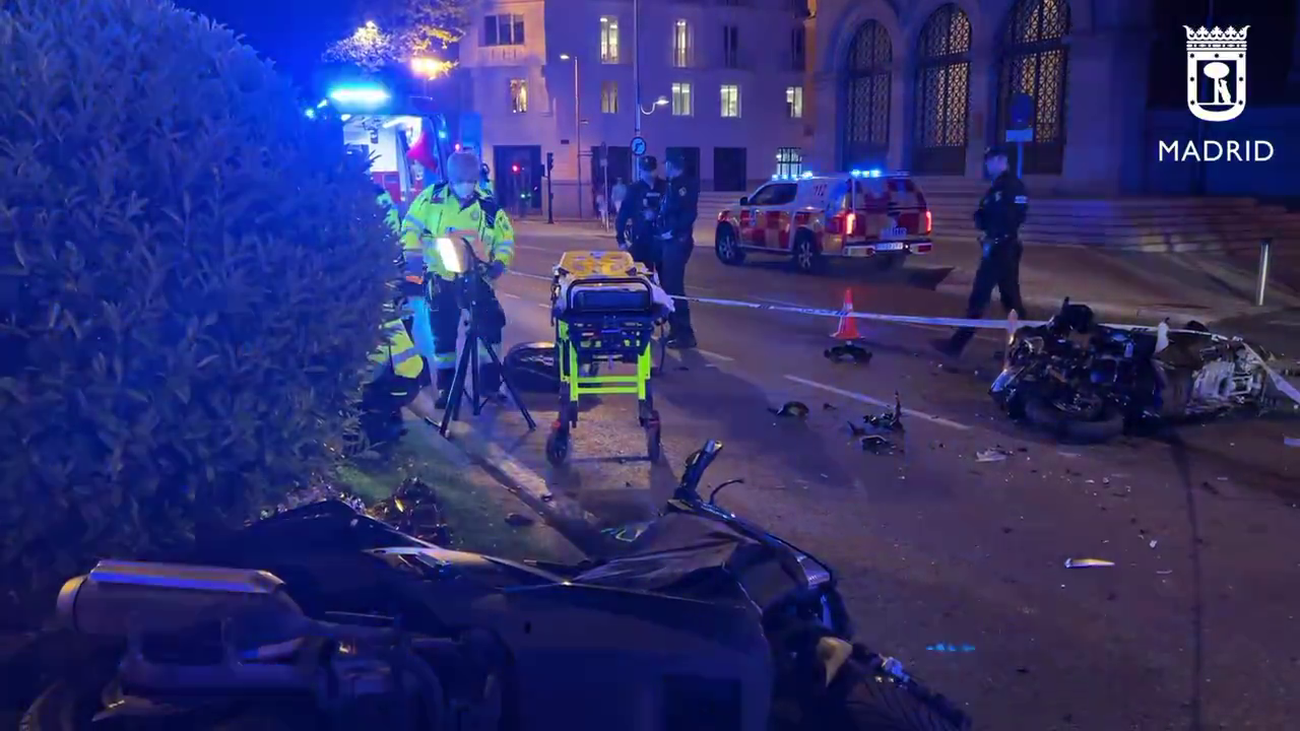 Cuatro heridos, dos de ellos graves, en un accidente entre dos motos y un patinete en Madrid