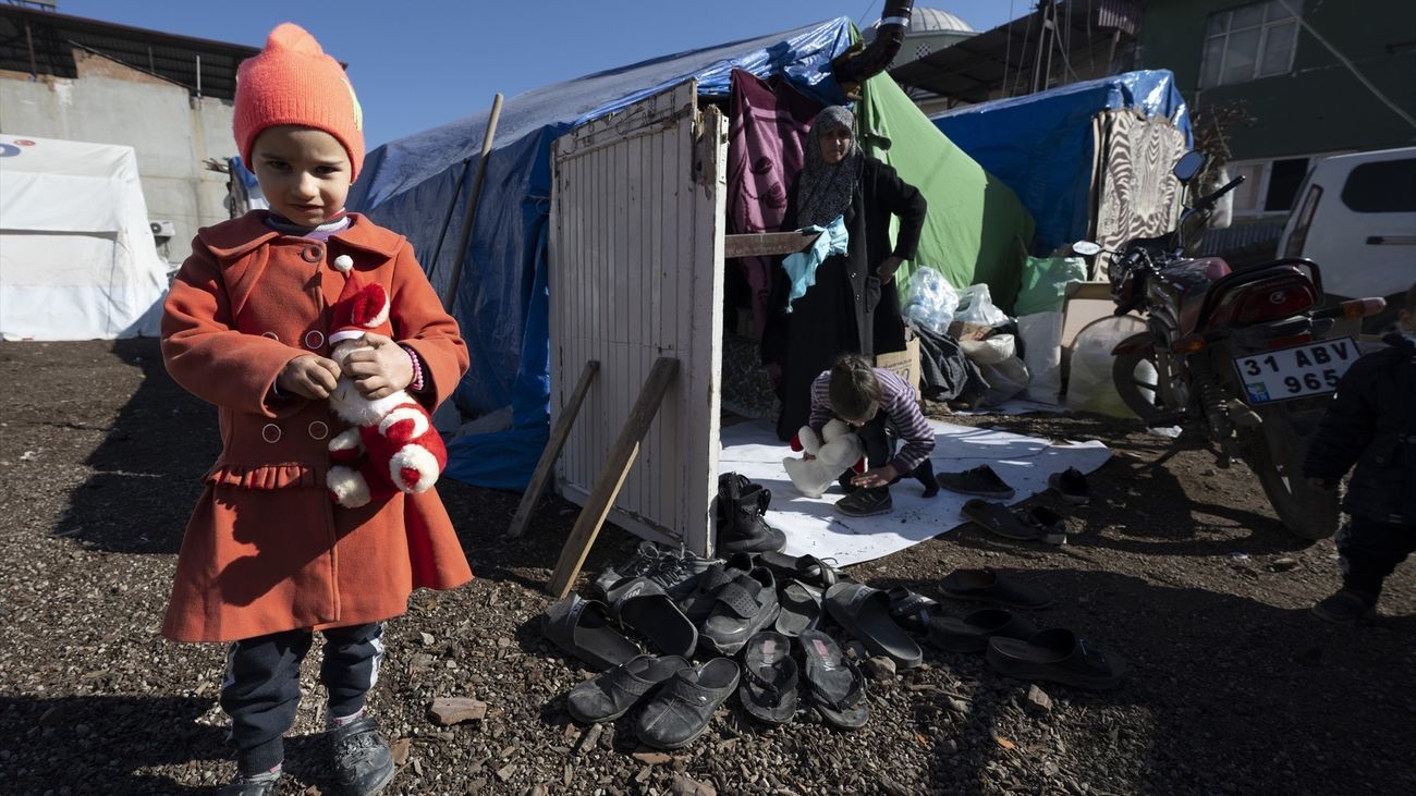 Un niño en una zona devastada por el terremoto de Siria de febrero de 2023