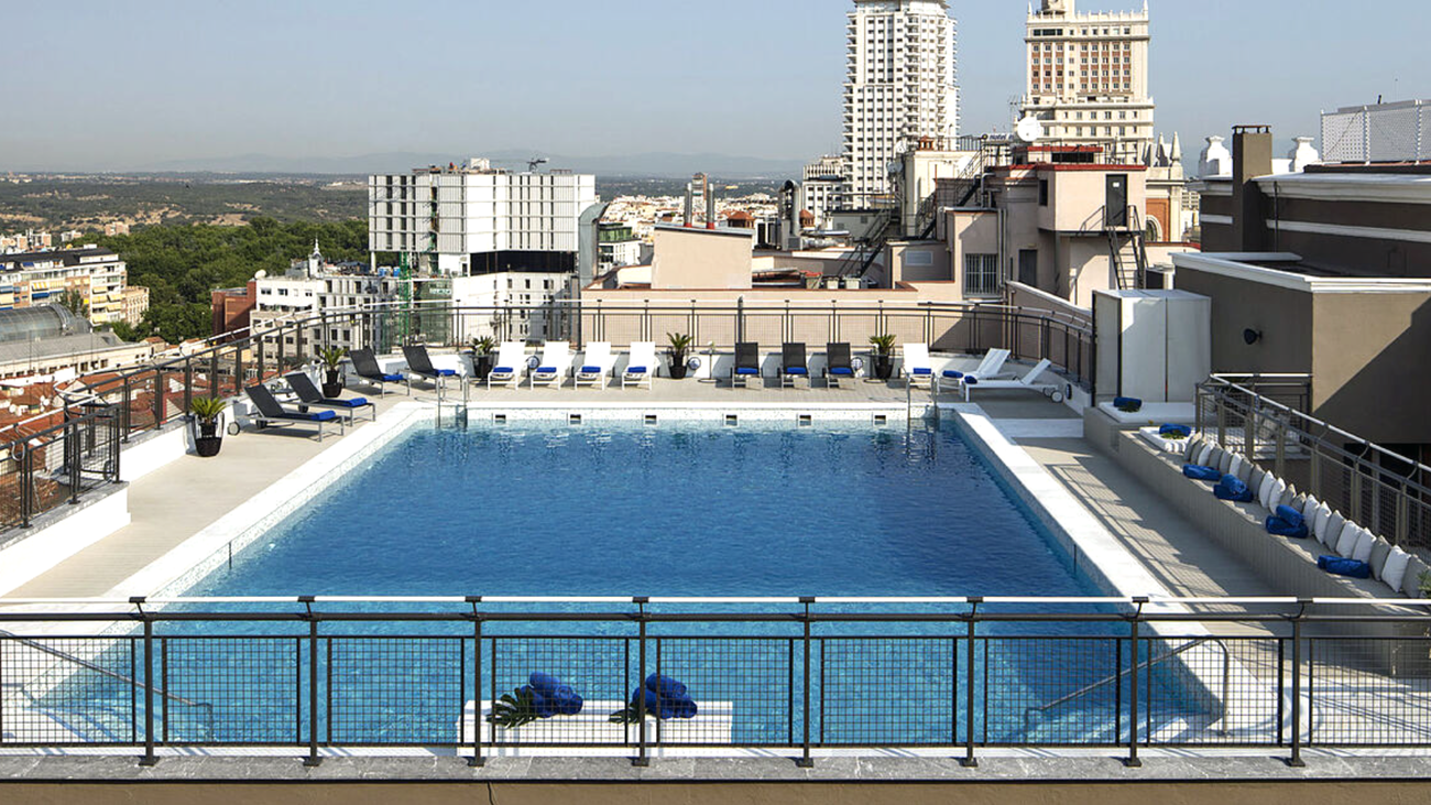Abre la piscina del Hotel Emperador, la más grande sobre los tejados de Madrid