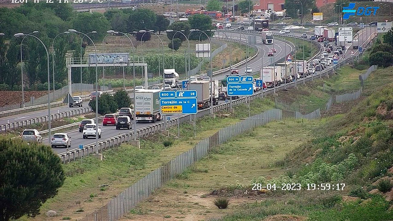 Retenciones en todas las salidas de Madrid al inicio del puente de Mayo