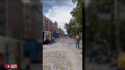 El sindicato de Vox lanza billetes con la cara de Irene Montero ante la sede de Igualdad