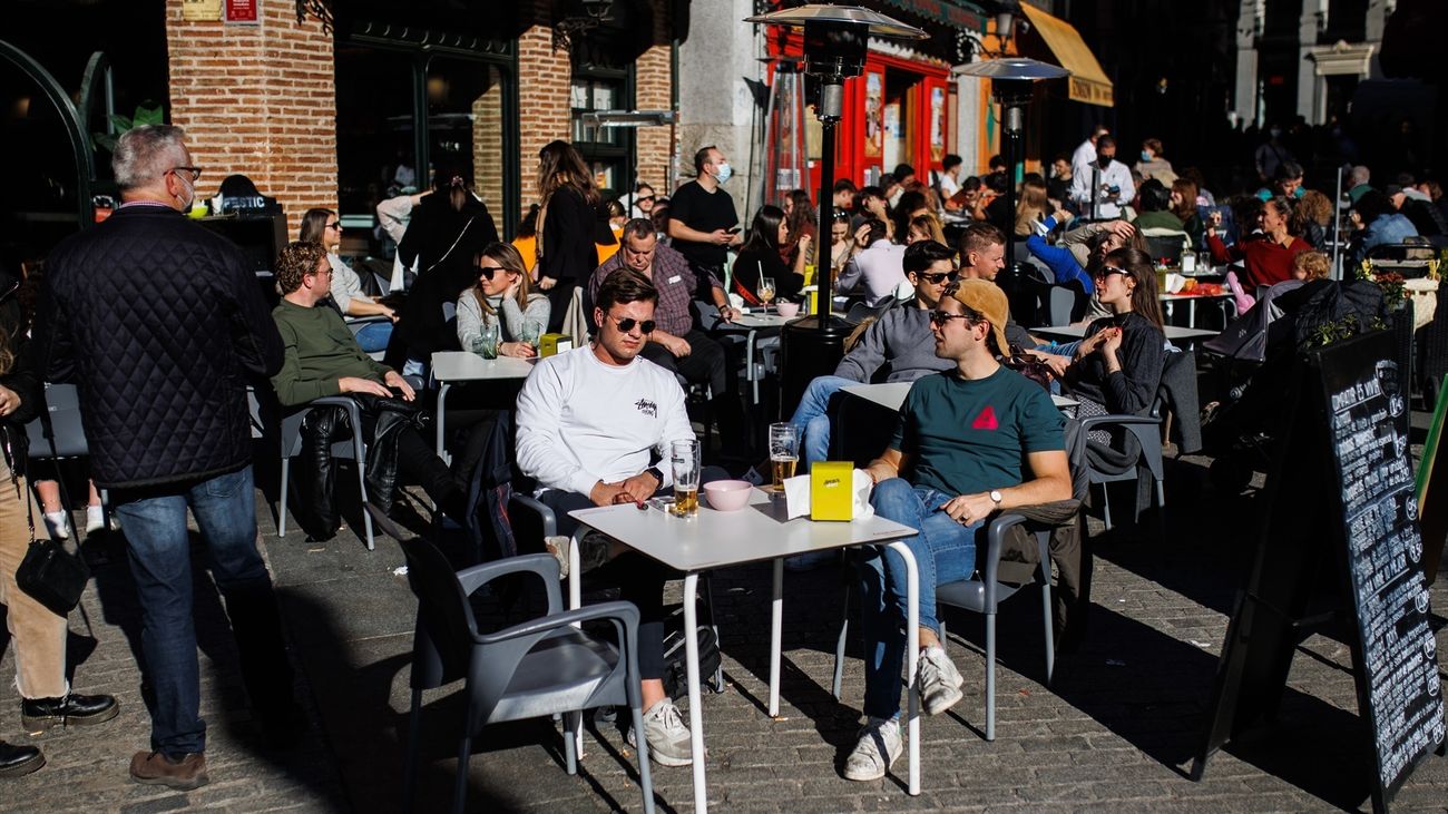 Personas en una terraza del centro de Madrid