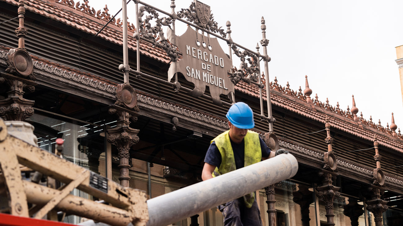 Levantan el precinto del Mercado de San Miguel, que abrirá a las 19 horas