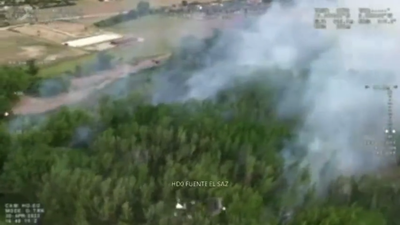 Bomberos de la Comunidad tratan de  extinguir un incendio en Fuente el Saz de Jarama