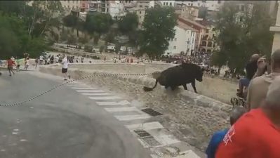 El impactante salto de un toro por un puente