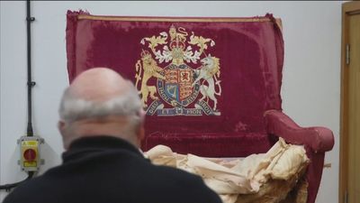 Carlos III será coronado en un trono de madera de siete siglos de antigüedad